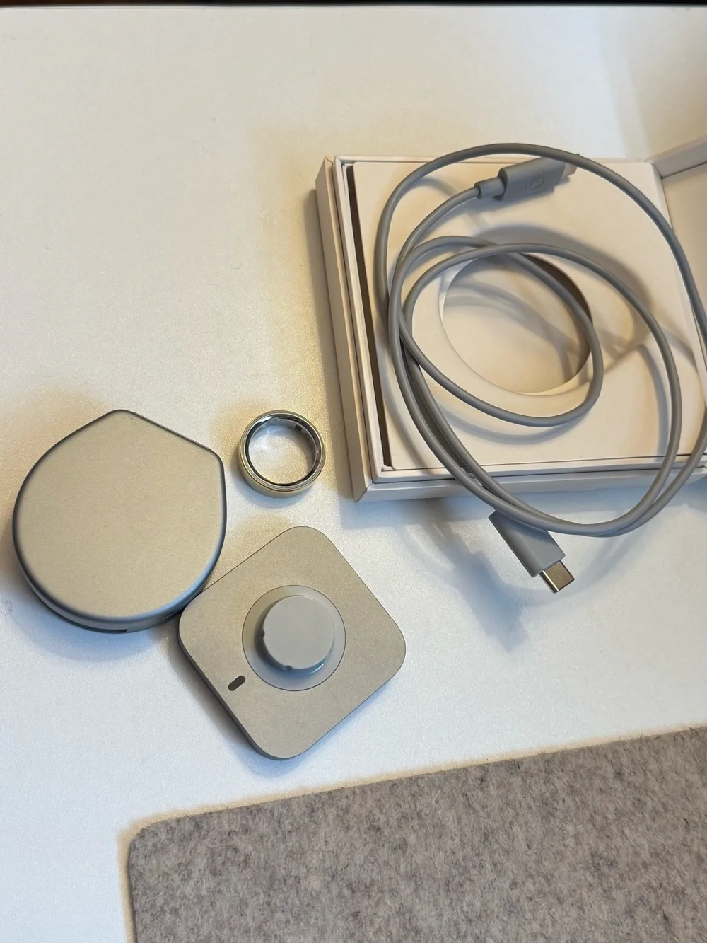 Oura Ring Gen 4 Gold Size 10 + Charger & Wireless Charging Case